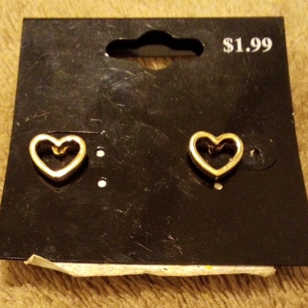 Chic Gold Heart Earrings - Picture 2 of 4